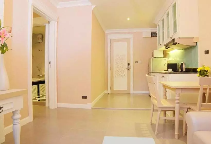 בית מלון כפרי The Raya Surawong Bangkok