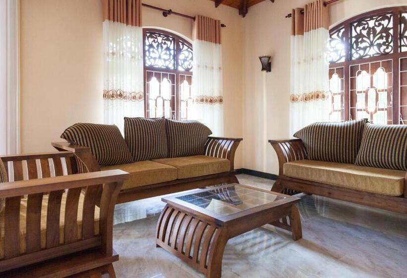 Pension Sri Lagoon Villa