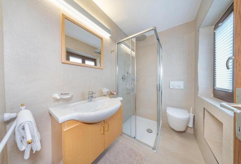 تختخواب و صبحانه Garni Tramans