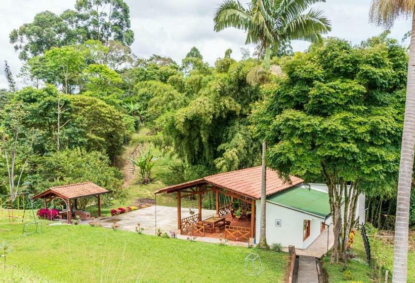 Agradable Cabaña Cafetera Con Jacuzzi A 12 Min Del Centro De Pereira