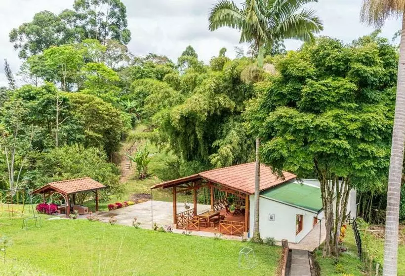 Agradable Cabaña Cafetera Con Jacuzzi A 12 Min Del Centro De Pereira