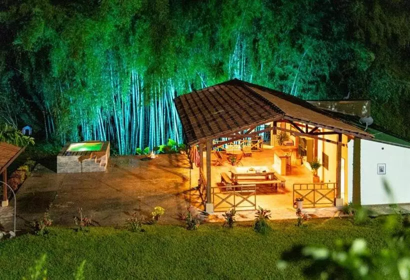 Agradable Cabaña Cafetera Con Jacuzzi A 12 Min Del Centro De Pereira