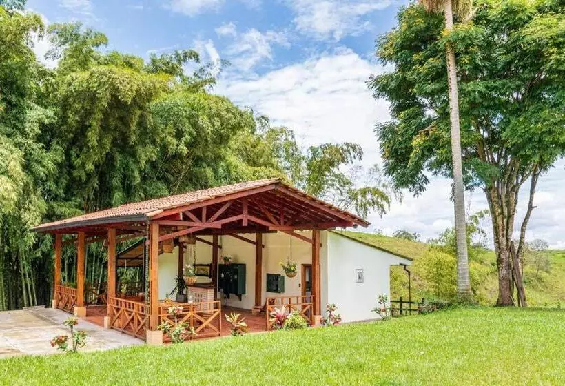Agradable Cabaña Cafetera Con Jacuzzi A 12 Min Del Centro De Pereira