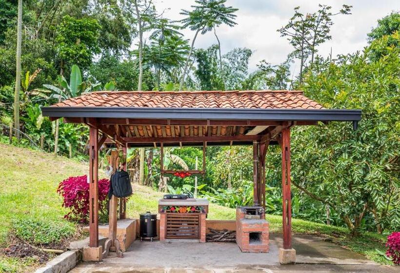 Agradable Cabaña Cafetera Con Jacuzzi A 12 Min Del Centro De Pereira