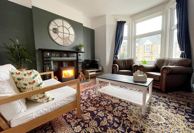 Bright & Spacious Edwardian Townhouse With Garden