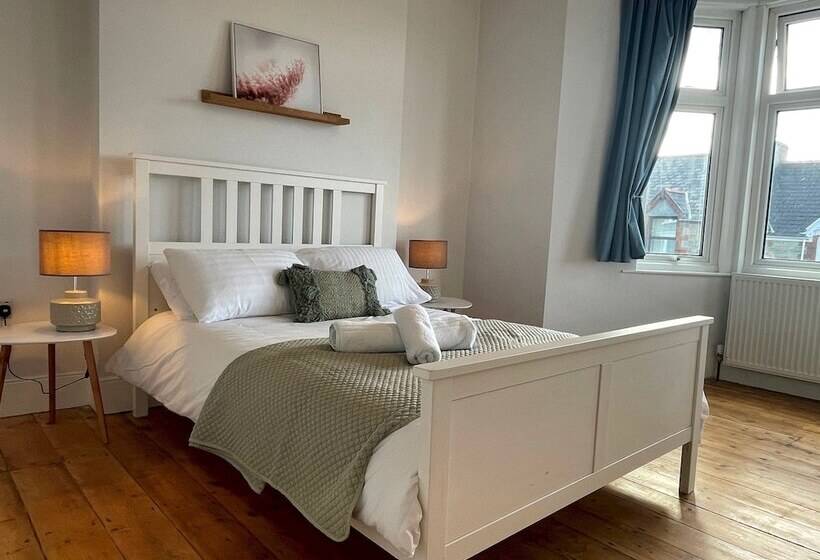 Bright & Spacious Edwardian Townhouse With Garden