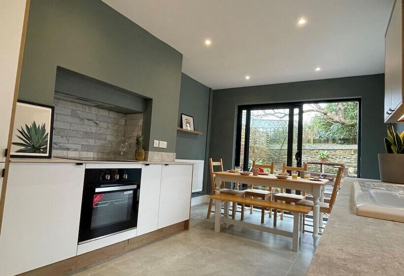 Bright & Spacious Edwardian Townhouse With Garden