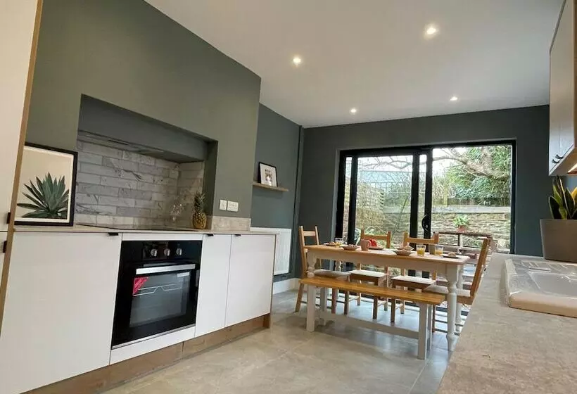 Bright & Spacious Edwardian Townhouse With Garden