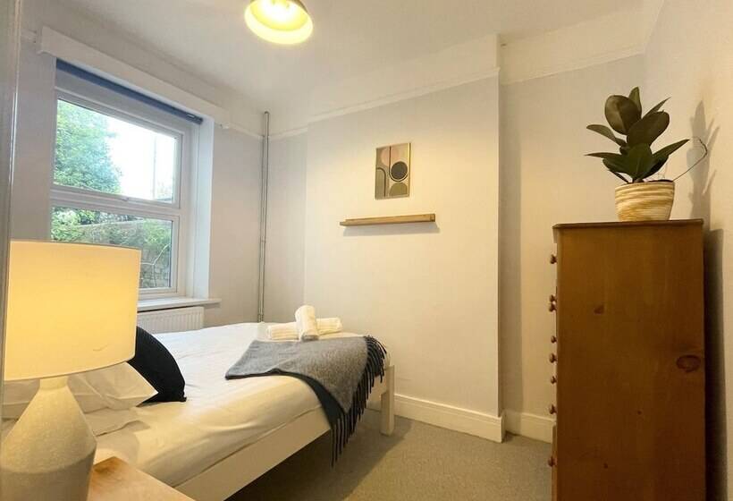 Bright & Spacious Edwardian Townhouse With Garden