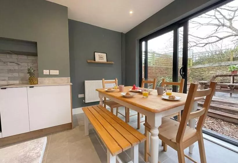 Bright & Spacious Edwardian Townhouse With Garden
