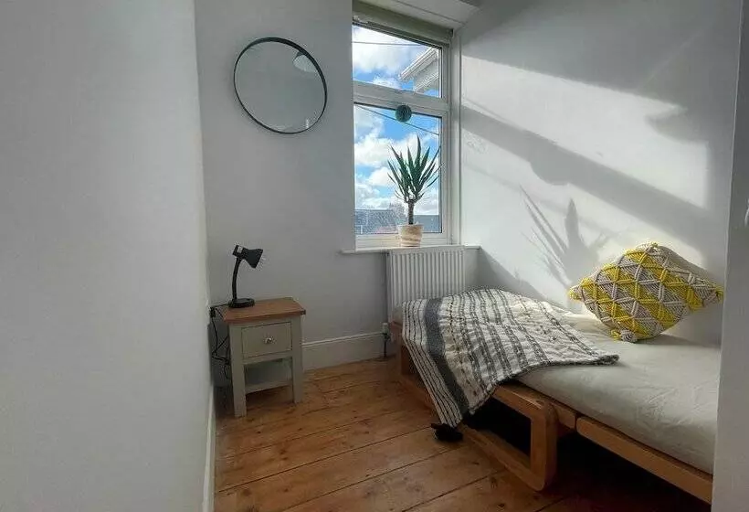 Bright & Spacious Edwardian Townhouse With Garden