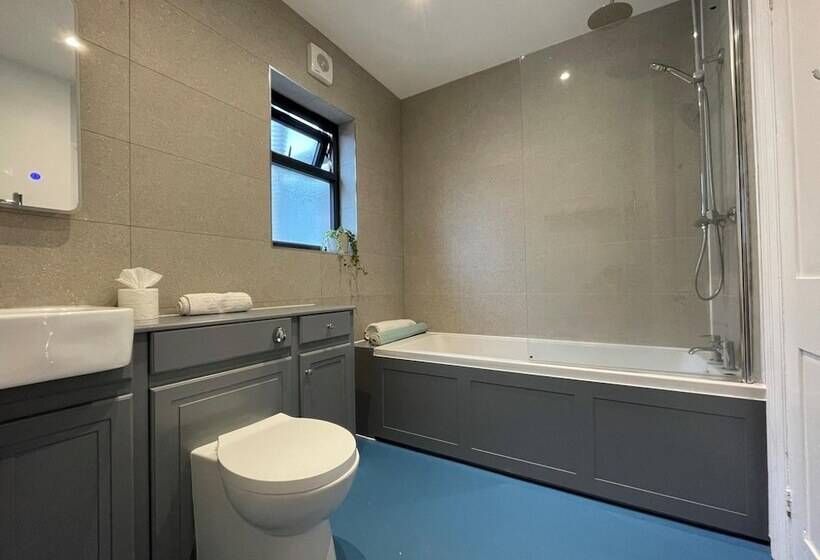 Bright & Spacious Edwardian Townhouse With Garden