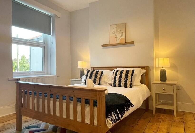 Bright & Spacious Edwardian Townhouse With Garden