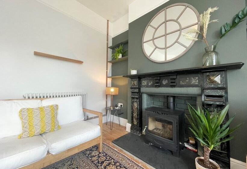 Bright & Spacious Edwardian Townhouse With Garden