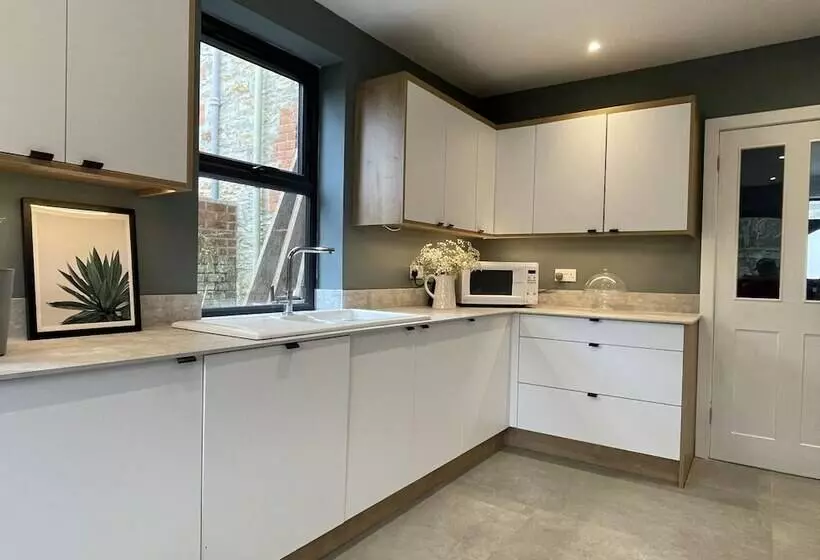 Bright & Spacious Edwardian Townhouse With Garden