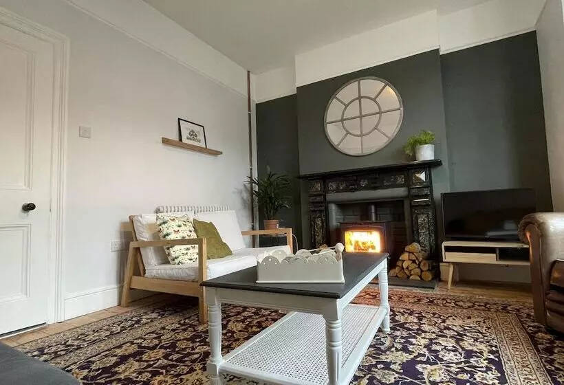 Bright & Spacious Edwardian Townhouse With Garden