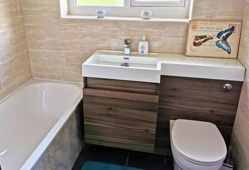 Goldthorn Wolverhampton Sleeps 5 Long Term Comfortably And Families