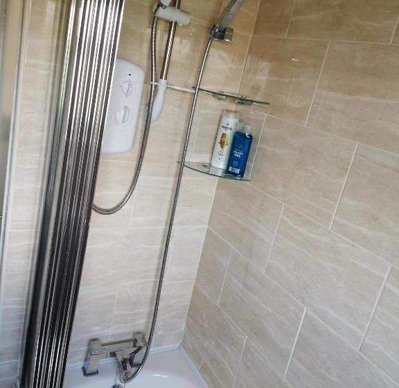 Goldthorn Wolverhampton Sleeps 5 Long Term Comfortably And Families