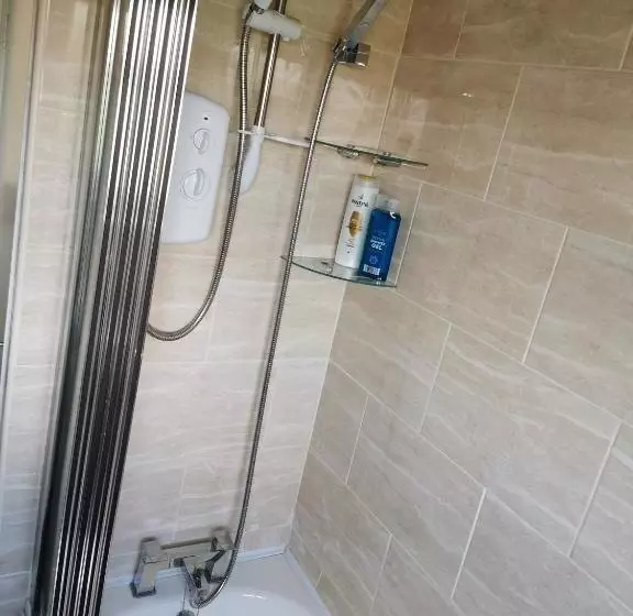 Goldthorn Wolverhampton Sleeps 5 Long Term Comfortably And Families