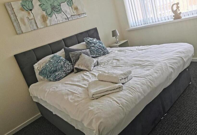 Goldthorn Wolverhampton Sleeps 5 Long Term Comfortably And Families