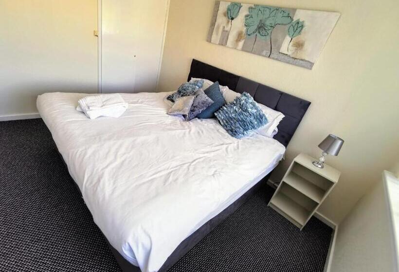 Goldthorn Wolverhampton Sleeps 5 Long Term Comfortably And Families