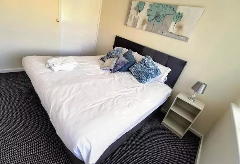 Goldthorn Wolverhampton Sleeps 5 Long Term Comfortably And Families