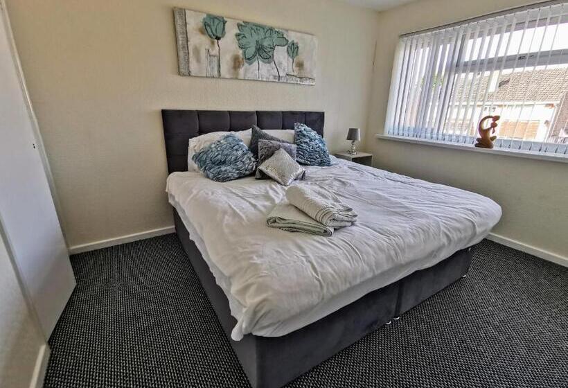 Goldthorn Wolverhampton Sleeps 5 Long Term Comfortably And Families