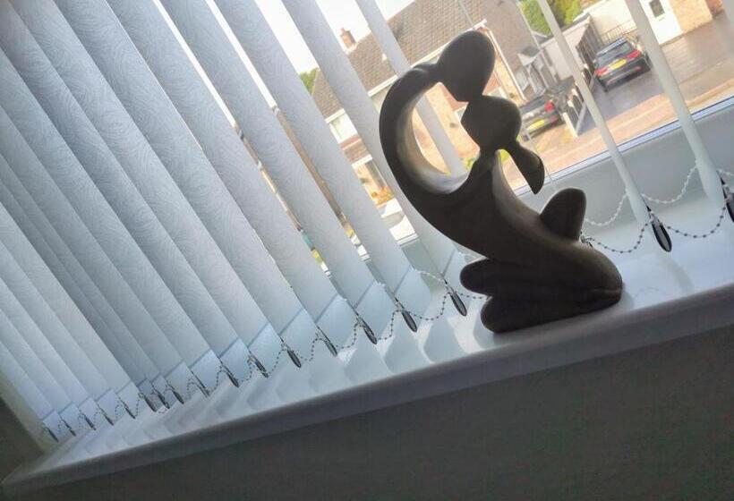 Goldthorn Wolverhampton Sleeps 5 Long Term Comfortably And Families