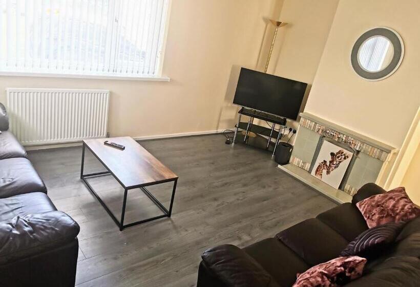 Goldthorn Wolverhampton Sleeps 5 Long Term Comfortably And Families