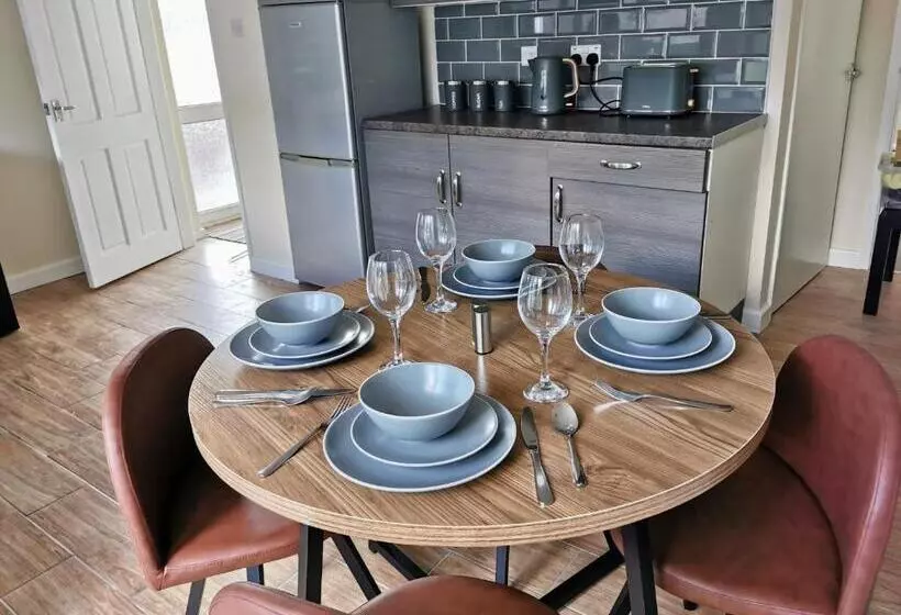 Goldthorn Wolverhampton Sleeps 5 Long Term Comfortably And Families