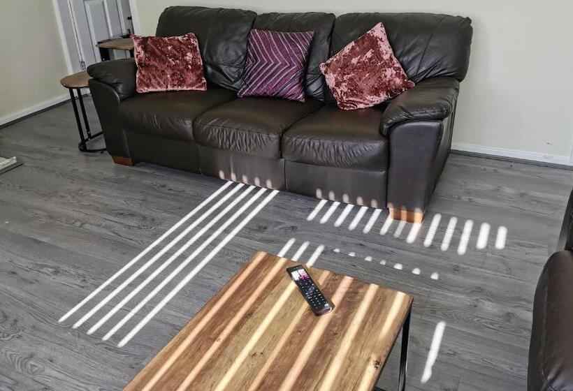 Goldthorn Wolverhampton Sleeps 5 Long Term Comfortably And Families