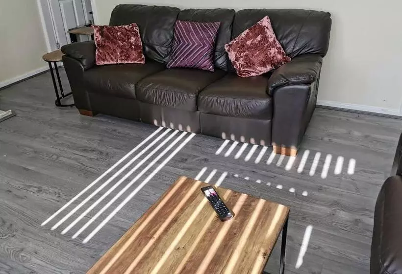 Goldthorn Wolverhampton Sleeps 5 Long Term Comfortably And Families