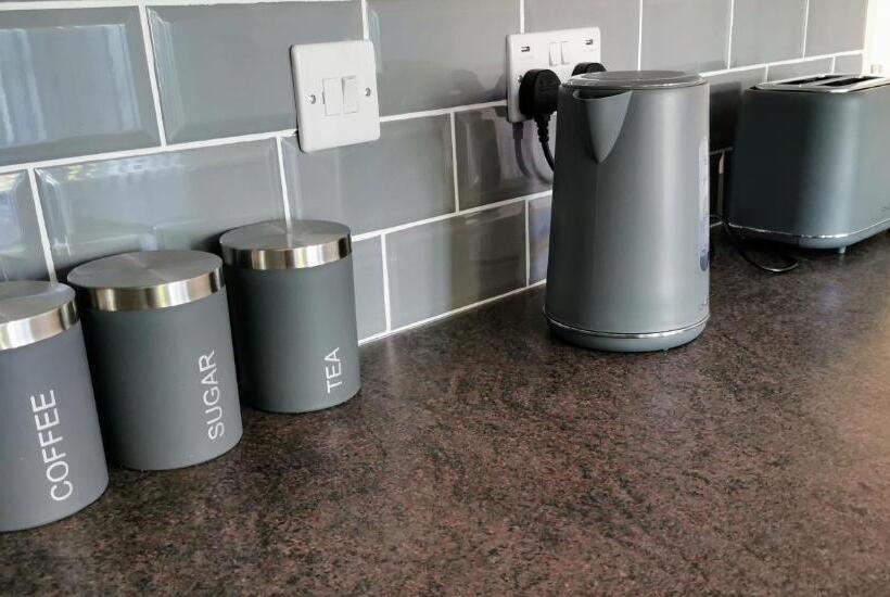 Goldthorn Wolverhampton Sleeps 5 Long Term Comfortably And Families