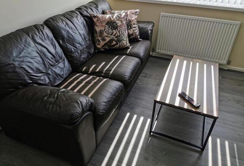 Goldthorn Wolverhampton Sleeps 5 Long Term Comfortably And Families