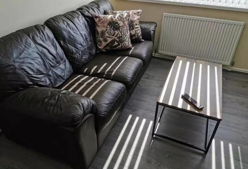 Goldthorn Wolverhampton Sleeps 5 Long Term Comfortably And Families