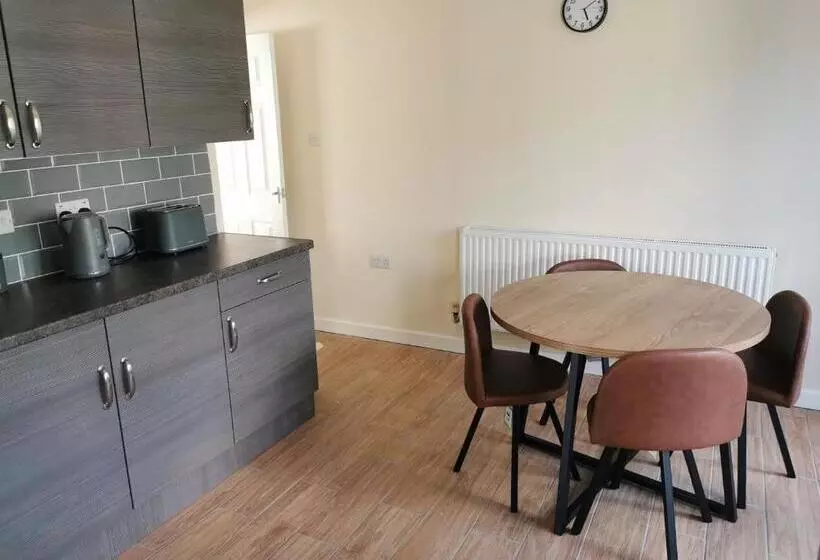 Goldthorn Wolverhampton Sleeps 5 Long Term Comfortably And Families