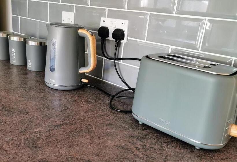 Goldthorn Wolverhampton Sleeps 5 Long Term Comfortably And Families