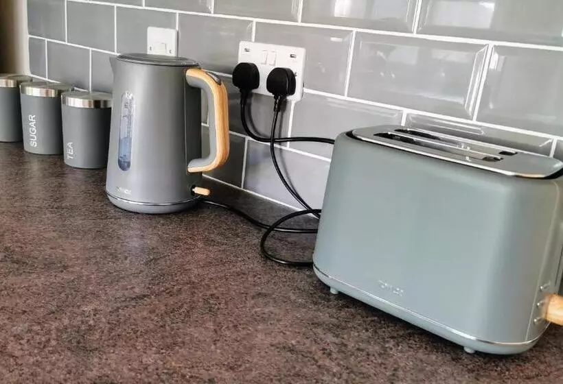 Goldthorn Wolverhampton Sleeps 5 Long Term Comfortably And Families