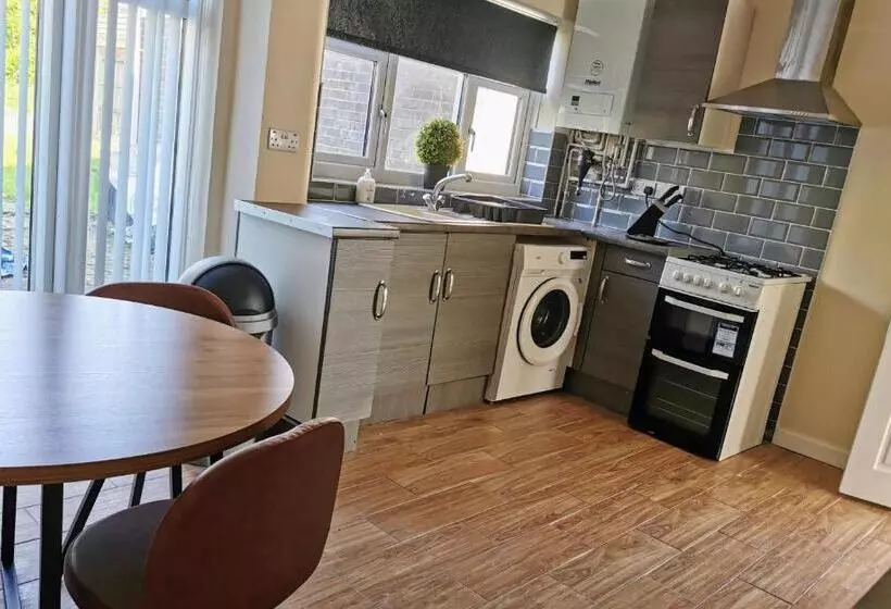 Goldthorn Wolverhampton Sleeps 5 Long Term Comfortably And Families