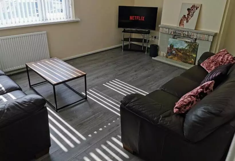 Goldthorn Wolverhampton Sleeps 5 Long Term Comfortably And Families