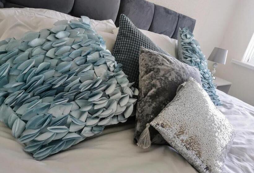 Goldthorn Wolverhampton Sleeps 5 Long Term Comfortably And Families