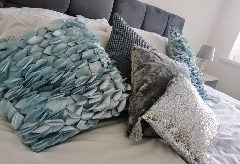 Goldthorn Wolverhampton Sleeps 5 Long Term Comfortably And Families