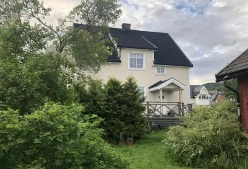 Lys Og Sentral Leilighet Med Terrasse Og Hage