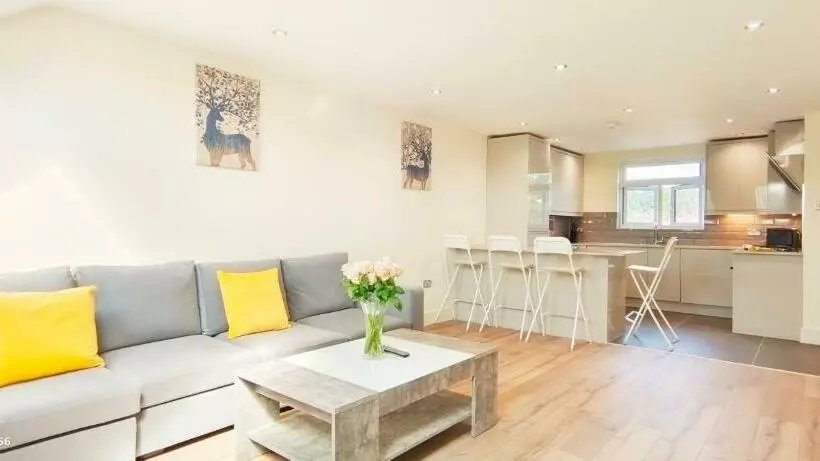 Top Floor Flat 5 Northwood