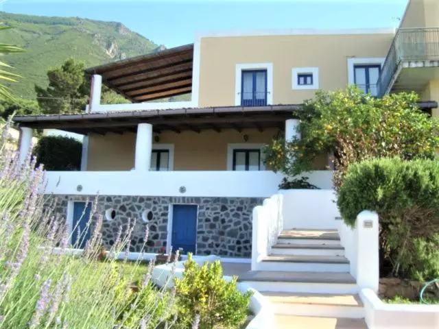 Villa Mariangela, Splendida Villa Panoramica Al Centro Di Malfa