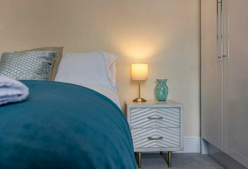 Entire Cosy Home, Private Garden, Private Bathroom, Close To M1, Airport, Donnington