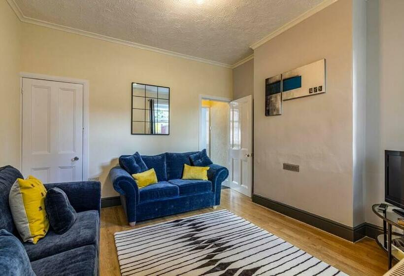 Entire Cosy Home, Private Garden, Private Bathroom, Close To M1, Airport, Donnington