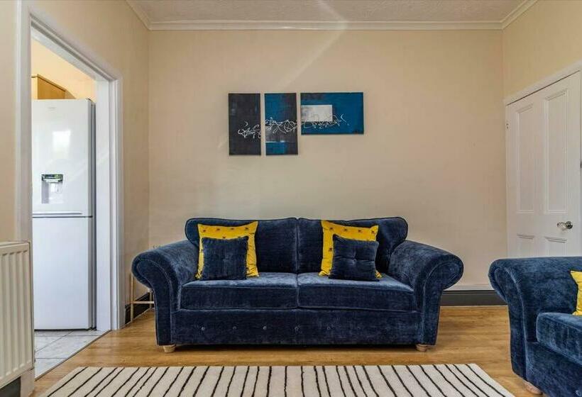 Entire Cosy Home, Private Garden, Private Bathroom, Close To M1, Airport, Donnington