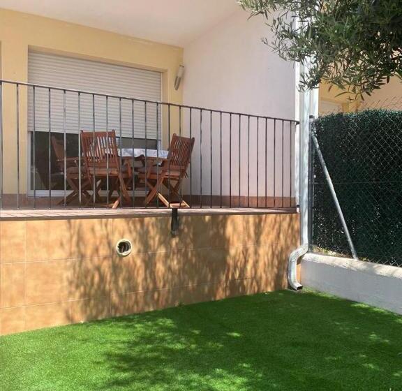 Agradable Adosado Con Piscina Comunitaria