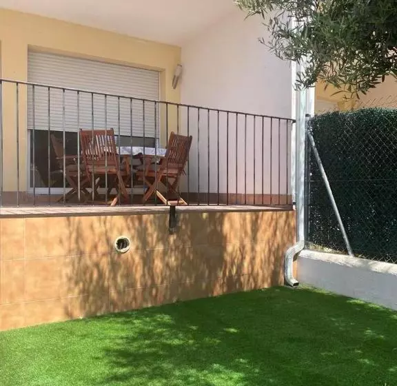 Agradable Adosado Con Piscina Comunitaria